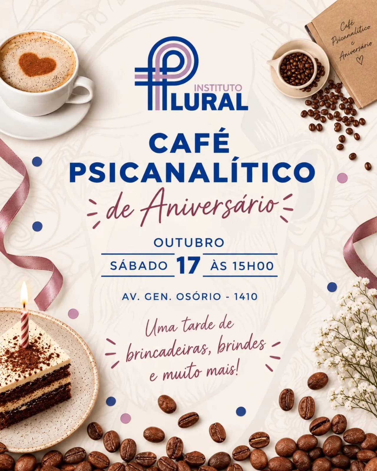 Cartaz do Café Psicanalítico de Aniversário do Instituto Plural, em tons de bege, azul e rosa. Ao redor do texto há uma xícara de café com coração desenhado na espuma, uma fatia de bolo com vela acesa, grãos de café, fitas e flores. O cartaz informa: sábado, 17 de outubro, às 15h, na Av. Gen. Osório